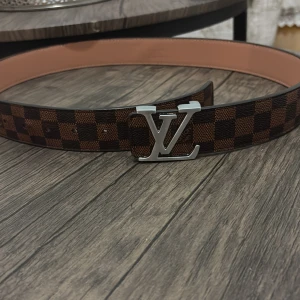 Säljer en svart brun bält fin - Inga skador bara lite smutsig 