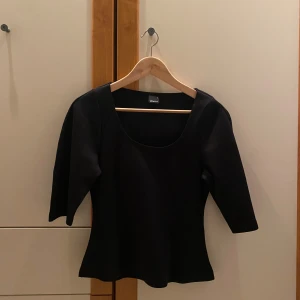 Figursydd topp från Gina💞 - Snygg svart topp från Gina som är figursydd. Använd en gång. 