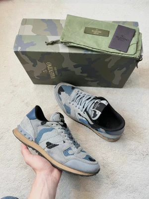 Valentino Rockrunner skor - Valentino rockrunners i en riktigt fet och unik modell! Bra skor till vädret nu. Nyskick, inga defekter. Allt og ingår. Kontakta mig för fler frågor och funderingar!