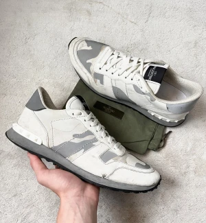 Valentino Rockrunner skor - Valentino Rockrunners i en väldigt unik modell! Skicket är okej, finns små defekter men inget som man tänker på vid användning. Dustbag ingår. Kontakta mig för fler frågor och funderingar!