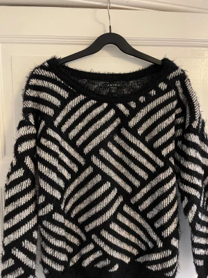 Mönstrad tröja - Mysig stickad tröja! Lurvig och gosig med svartvitt mönster! Kontakta mig gärna för fler bilder! 🤗