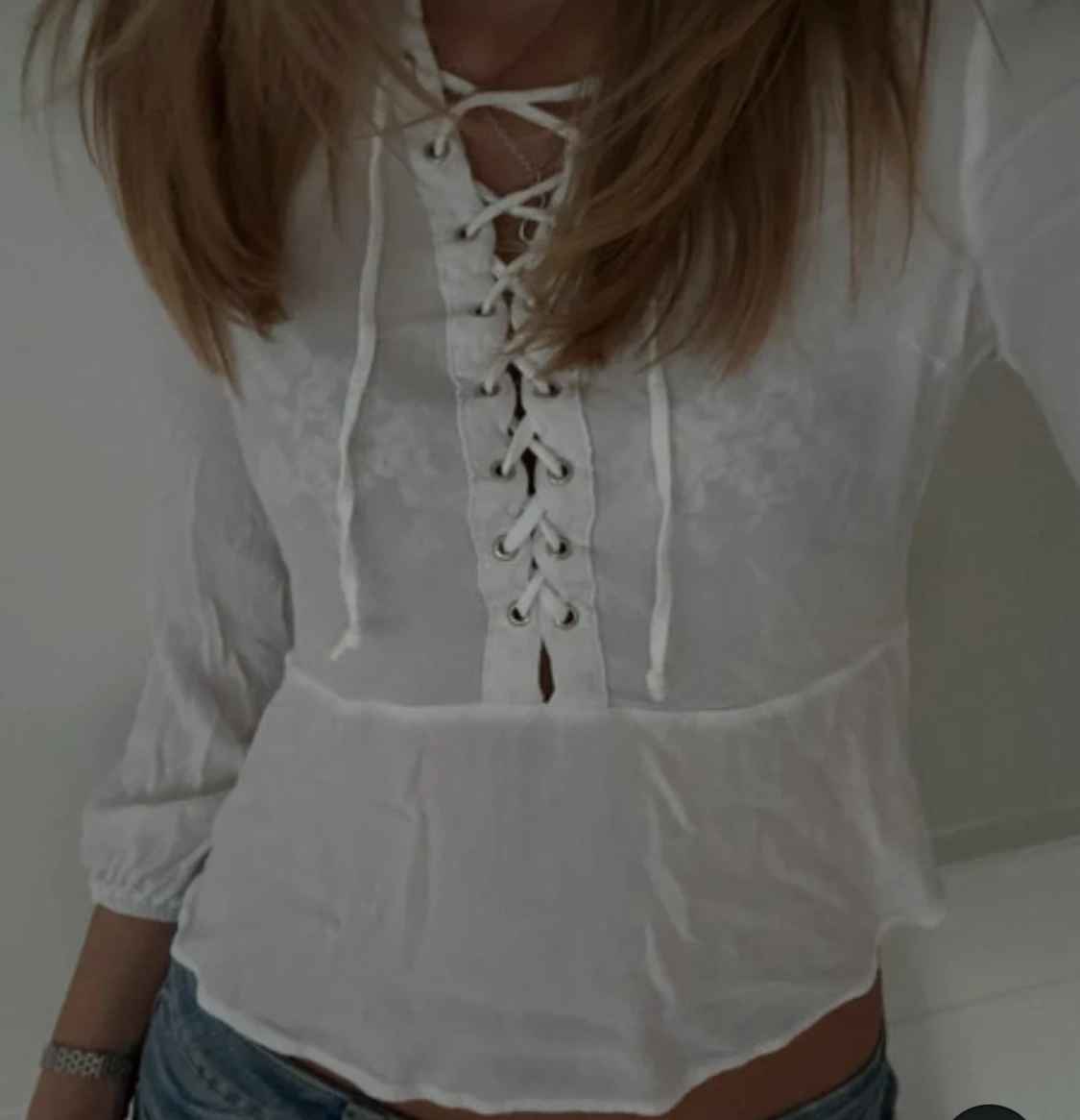 Vit blus med snörning framtill