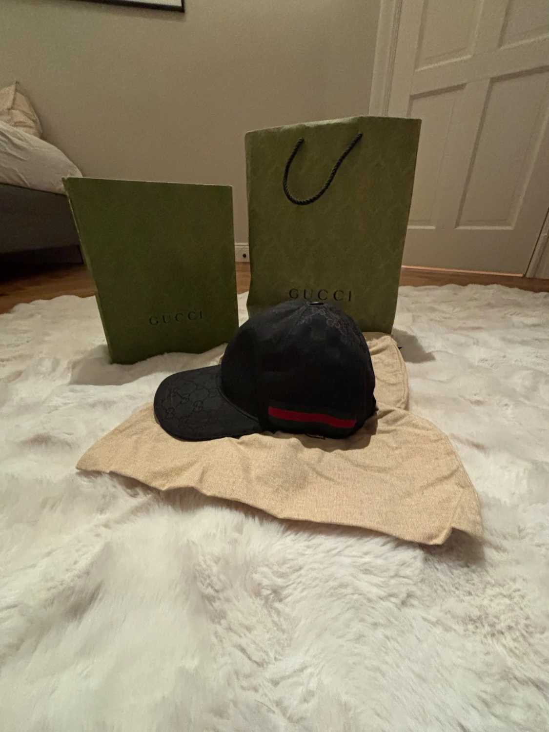 Svart Gucci keps med broderat mönster - 2