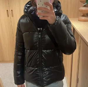 Save The Duck vinterjacka - Köpte förra året men säljer för att den är för liten. Man kan dra up kedjan hela vägen upp. Nypris är 2900kr. Skriv ifall ni vill ha mer detaljerade bilder eller övrig info. Pris kan diskuteras men inte överdrivet mycket. Gamla bilder då jag redan har lagt upp denna en gång det är därför bilderna är så suddiga!🥰