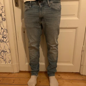 Jack & Jones jeans (ljusblå) - Säljer ett par ljusblå Jack & Jones jeans i str 32/32. Dem har inget hål och har inte använts så mycket så det är inte alls mycket slitage. Skriv gärna om ni har frågor! Skickar så snabbt som möjligt!