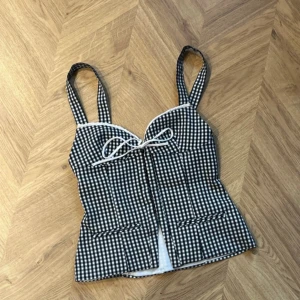 Zara Korsett Topp - Gingnam Rosett Korsett Topp  🌸 Hög Kvalite & Tjockt Material  💐 Smickrande på kroppen 🪷 Dyr look 🌷 Väldigt speciellt plagg 🪻 XS men passar S också 🌺 Oanvänd & Som ny  Väldigt fint pinterest plagg, säljer endast för att jag bara använder långärmat! 