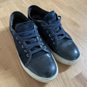 Lanvin - Jag säljer mina marinblå par lanvins till dig som vill ha ett par skor som passar till det mesta som är i bra skick förutom de i fram som du kan se på bilderna, syns knappt vid användning. Ny pris 4000. Säljer mina för 1600. Ställ gärna frågor innan ni köper😊