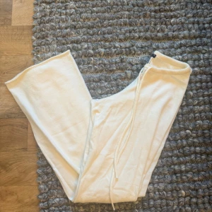 Vita mjukisbyxor från Gina Tricot XS - Supermysiga vita mjukisbyxor från Gina Tricot i storlek XS. Byxorna har breda ben, dragsko i midjan och är gjorda i mjukt bomullsmaterial. Perfekta för chill dagar och har en loose passform med hög midja.