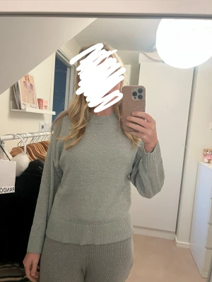 Ljusgrå stickad tröja med ribbade detaljer - Mysig ljusgrå stickad tröja med ribbade muddar vid ärmslut och nederkant. Säljer då den börjar bli för liten för mig. 