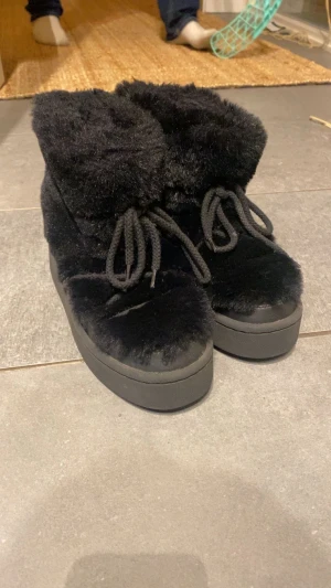 Svarta fluffiga boots  - Säljer dessa skor då dem inte kommer till någon användning 😌