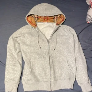 Det står xl men den är S - Det är en nu hoodie det står på den xl men storlek är s