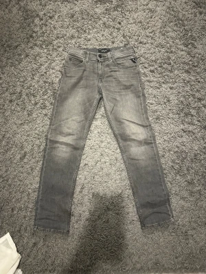 Replay grå jeans slim fit - Replay jeans, mycket bra skick och storlek 10y, mycket bra pris, ny pris är 2000kr