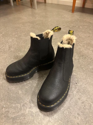 Fodrade Dr. Martens, stl 40 - Fodrade Dr. Martens i storlek 40. Använda ett fåtal gånger. Säljer pga att de var för små för mig. Köpta för 2500 kr. 