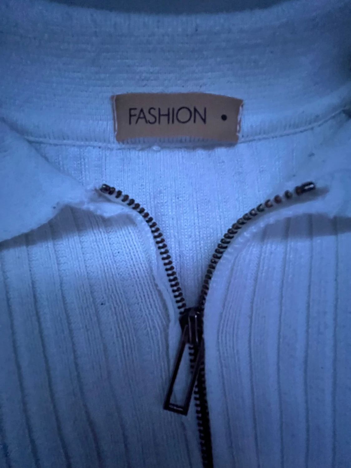 Vit ribbad tröja med dragkedja