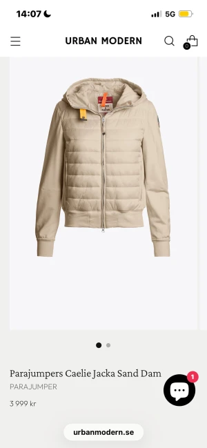 Beige pufferjacka Parajumpers Caelie - Snygg beige pufferjacka från Parajumpers med huva och gul detalj vid halsen. Jackan har quiltad framsida och baksida, ribbade muddar och dragkedja hela vägen. Perfekt för dig som gillar stilren och modern look.