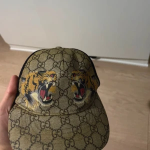 Gucci keps - Gucci tiger keps size s(57cm) kepsen är såklart använd i några år.