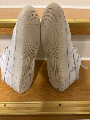 Nike Air Force 1 vita sneakers - Klassiska Nike Air Force 1 sneakers.