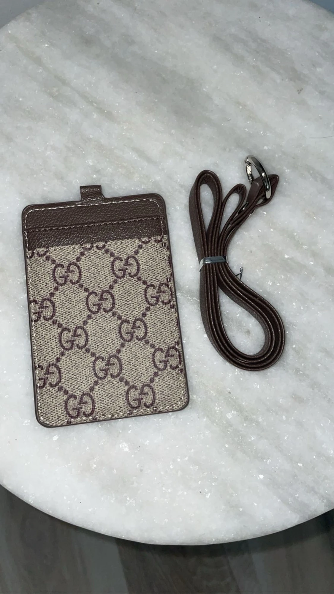  brun plånbok med axelrem