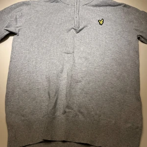 Grå half zip tröja från Lyle & Scott - Snygg grå tjocktröja från Lyle & Scott. 10/10 i skick aldrig använd förut. Nypris 800 mitt pris 500 priset går att diskutera. Hör av er vid minsta fråga!