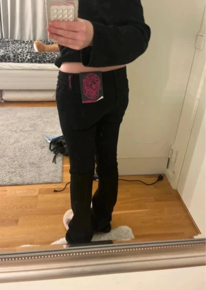 Cheap Monday svarta Booty jeans 26/32 - Aldrig använda, köpta för 400kr. Svarta jeans från Cheap Monday, modell Booty, med klassisk femficksdesign och smal passform. Byxorna har låg midja och raka ben med en lätt bootcut. Materialet är stretchigt jeans i bomull och polyester för skön komfort. Snygga detaljer med rosa Cheap Monday-logga. 