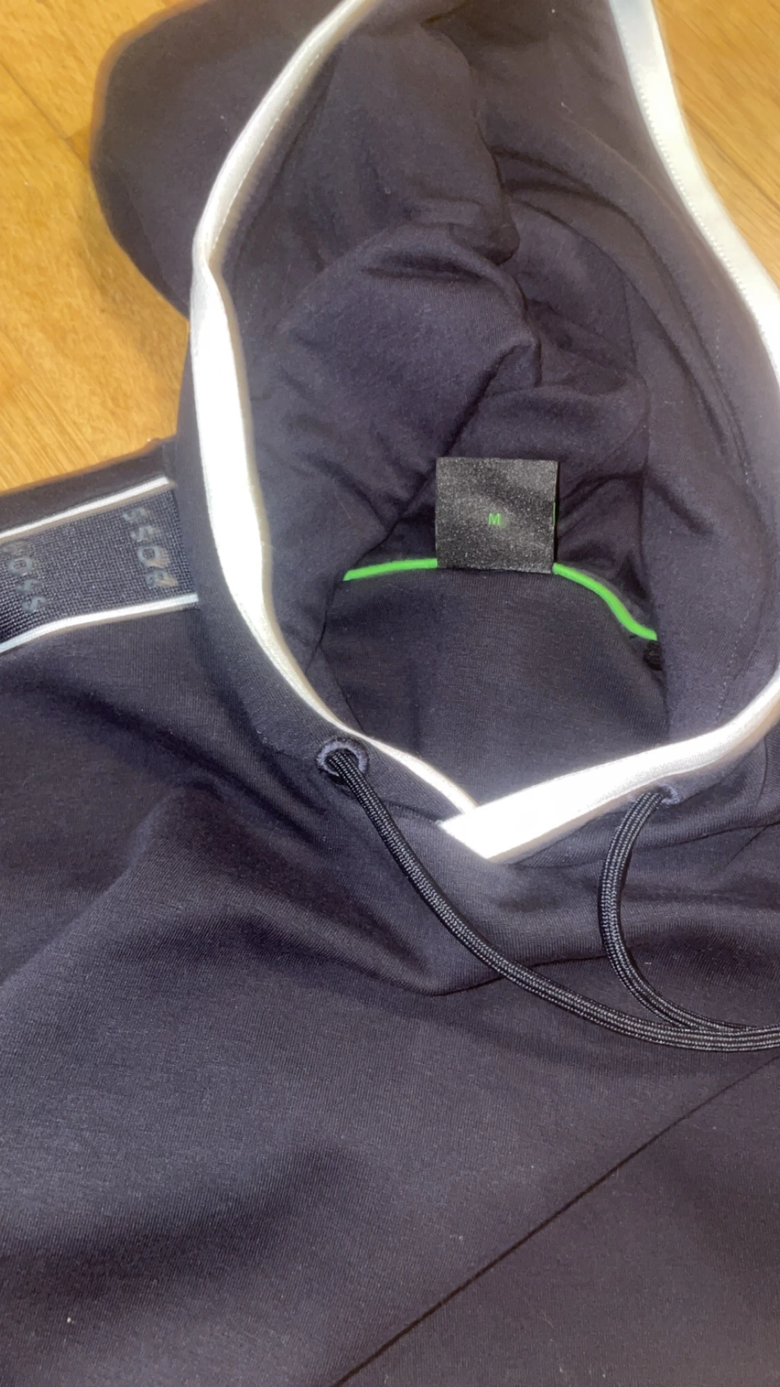 Svart hoodie från BOSS med snörning - 1