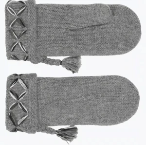 Grå stickade vantar med broderi - Säljer ett par grå stickade Lovikka vantar som ej aldriga använts nu dom är inte i nån storlek men känns som S