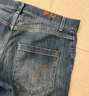 Dondup jeans - Dondup jeans i modell MINUS. Storlek W31 L31, men sitter som W30 L30. Bra skick, slitningarna på fickan är en del av designen. Riktigt najs passform / Mvh 