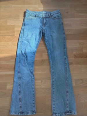 Lågmidjade bootcut jeans - Ljusblåa lågmidjade jeans. Strl 36. Sköna och snygga. Använda 1 ggn