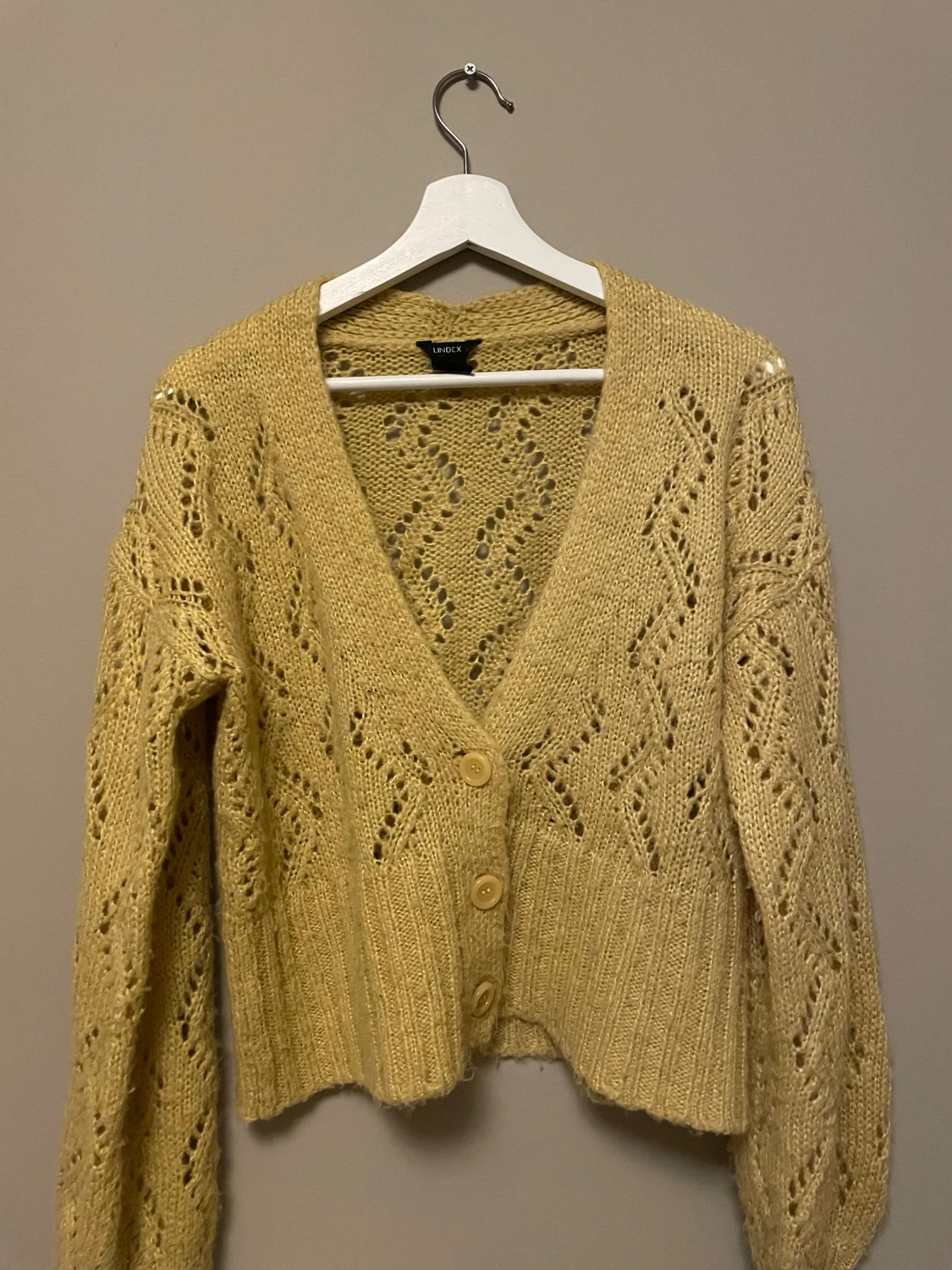 Gul stickad kofta från Lindex - 2