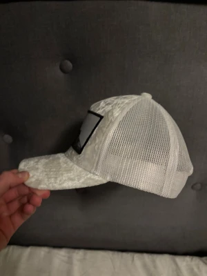 Hat store keps - Säljer min hatstore keps. Med nät i bakhuvudet, mocka runt i fram och en bild i fram 