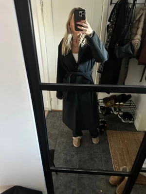 Ellos kappa - Fin svart lång kappa från ellos💕 bra i längd på mig som är 174!