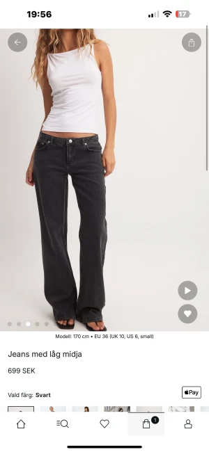 Svarta lågmidjade vida jeans från nakd - Säljer de populära och slutsålda jeansen från nakd i storlek 38🩷 De har använts några få gånger men är i toppskick! Inga slitningar eller tecken på användning