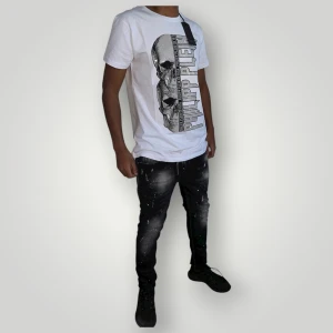 Philipp Plein tshirt strl L vit  - Helt ny. Fin replika med grym kvalitet. Modellen är 175cm lång och väg storleken L på bilderna. Pris: 999kr.först till kvarn som gäller.Skickas direkt inom 24h