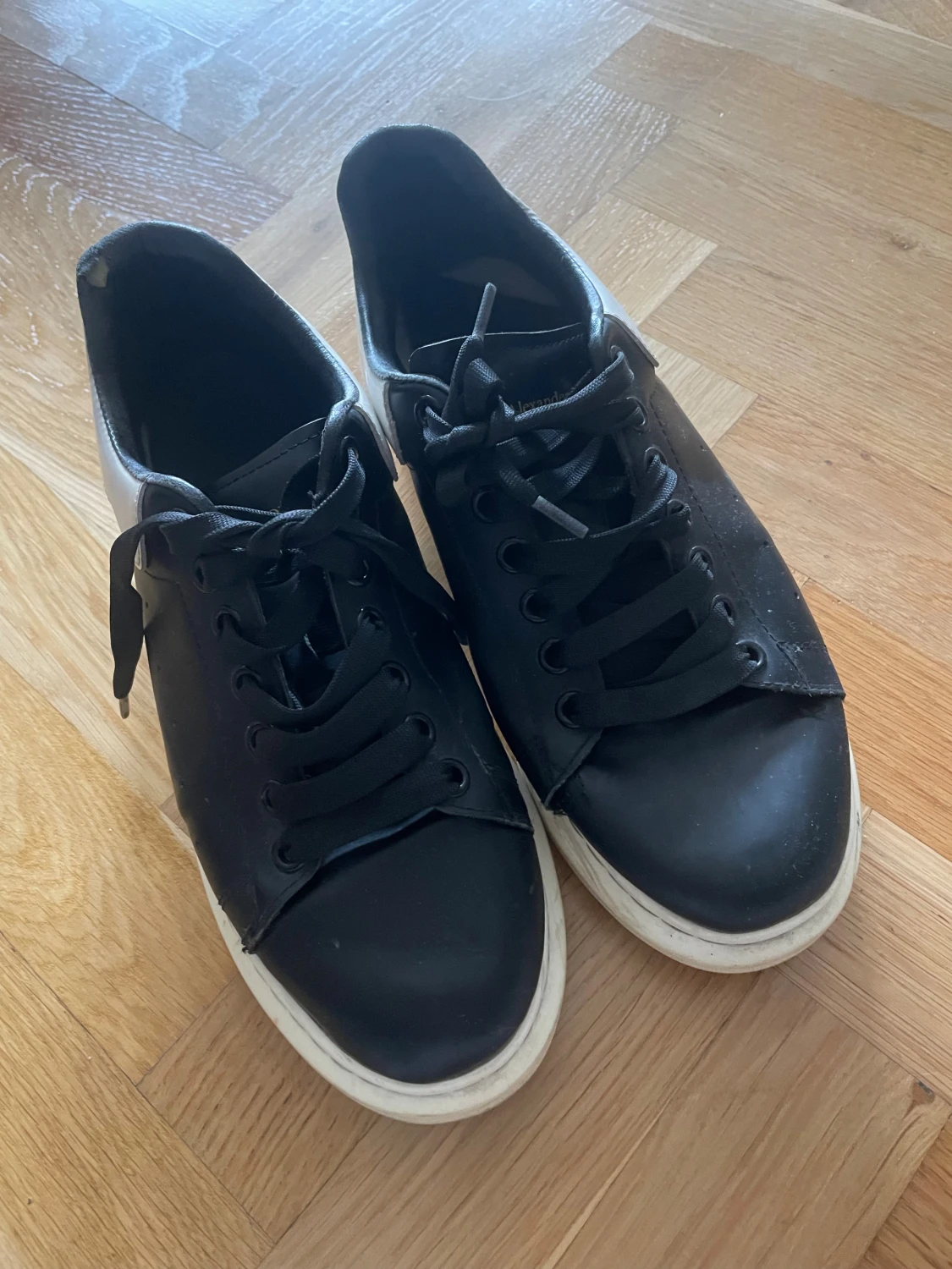 Alexander McQueen svarta och vita sneakers - 1