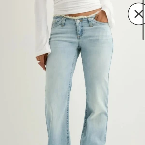 Nelly jeans - super populära nelly jeans som är helt slutsålda! Säljer för jag slutat använda dom❤️ köpta för 700kr! Även använda typ 3-4 gånger