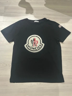 Svart Moncler t-shirt  - Svart t-shirt från Moncler, storlek L & bara att höra av sig vid intresse! Pris kan diskuteras!