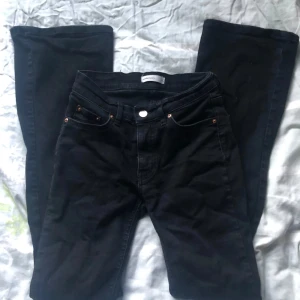 Svarta Bootcut jeans från Gina Tricot - Säljer mina svarta Bootcut jeans ifrån Gina Tricot, (de är uppsprättade längst ner)