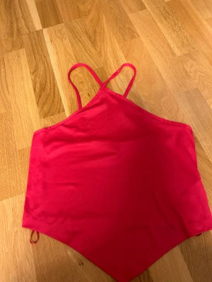 Röd linnetopp från Gina Tricot - Säljer en snygg röd linnetopp från Gina Tricot i storlek S. Knappt använt 