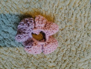 Rosa virkad scrunchie  - Superfin handgjord virkad scrunchie i lila med volangkant. Perfekt för att ge din frisyr en söt och färgglad touch. Mjuk och stretchig, passar både till uppsatt hår och som accessoar runt handleden. Virkad av mig!
