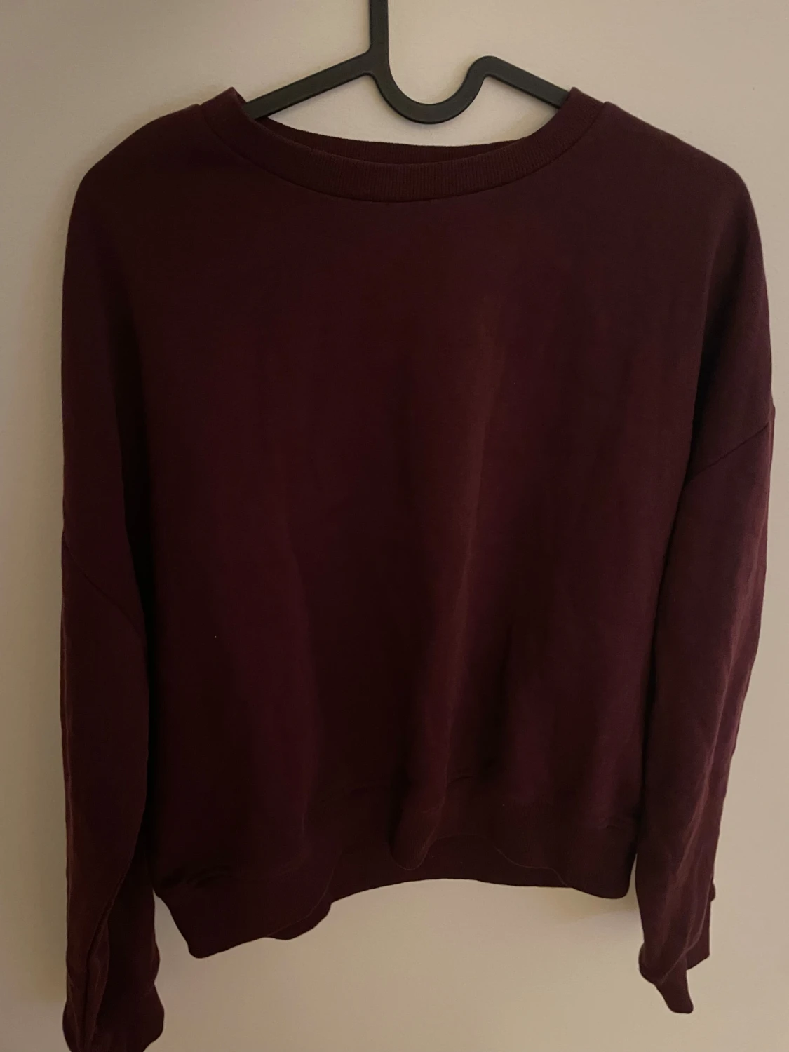 Vinröd sweatshirt med rund hals