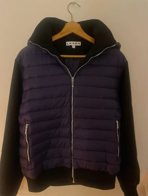 LeVon jacka storlek M - Säljer denna snygga cardigan från LeVon. Den är helt ny då den inte passade. Storlek M, passar dig som är 180 cm lång ungefär. 