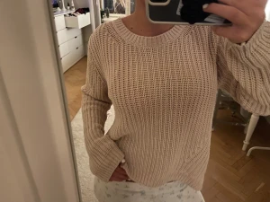 Beige stickad tröja🤍 - Säljer en beige ribbad stickad tröja. Storlek L men passar S och M