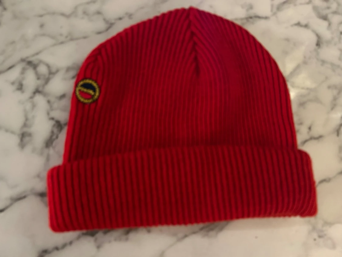 Röd ribbad mössa med broderad patch vintage 