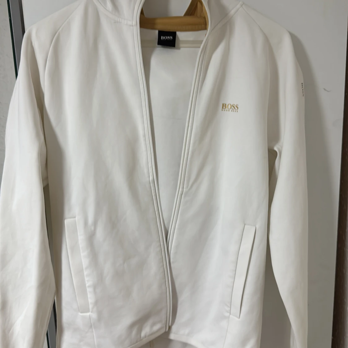 Vit zipjacka från Hugo Boss