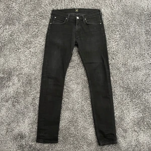 Lee Jeans - Riktigt snygga och trendiga Lee Luke jeans i en slim fit passform. Storlek: W30/L32. Modellen är ca 180cm! Skriv vid frågor!✅