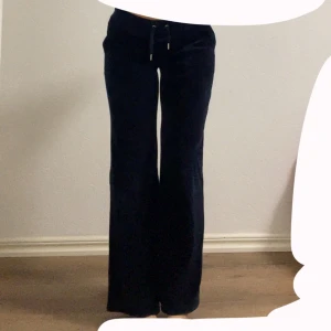 Mörkblå Juicy Couture - Säljer ett par Juicy Conture byxor, byxorna är mörkblå. Sönder på ena benet men har sytt ihop det så inget som märks, vet inte om det är någon liten hål någon annanstans men annars inget som märks💕 (Bild 3) ORG PRIS 1 200 kr på Juicy Contures hemsida ❣️ | Pris kan diskuteras |