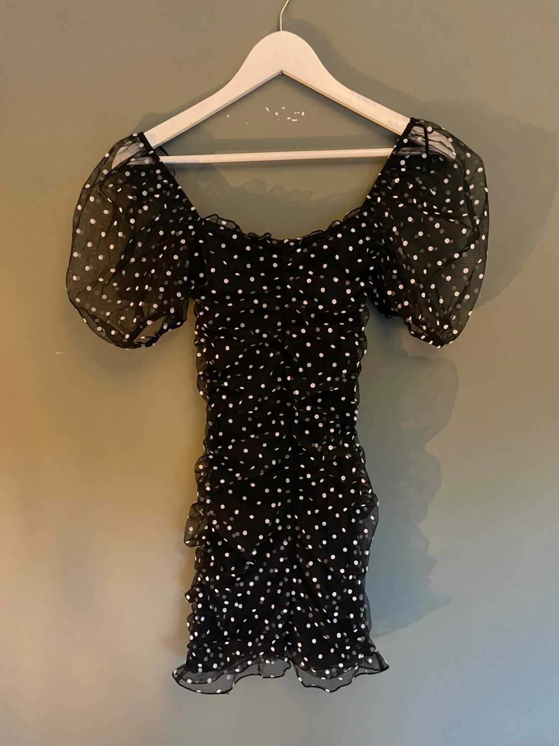 Svart prickig klänning  - 3