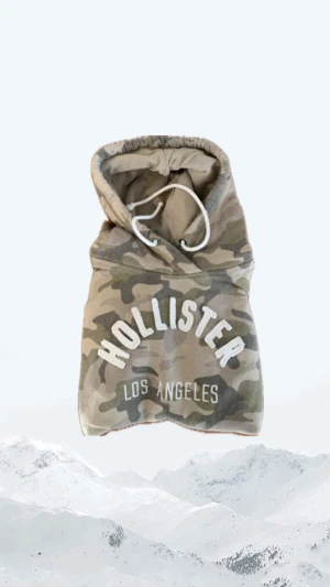 Hollister hoodie - Säljer denna as feta Hollister Hoodien i färgen millitär grön                                                                          Storlek: M                                                                                   Skick 7-8/10 (inga fläckar,hål, eller andra typer av synliga defekter bara ren användning).                                Perfekt till dig som vill ha en najs laidback/Archive hoodie