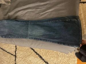 Replay bootcut jeans mörkblå - Säljer ett par snygga lågmidjade Replay bootcut jeans. Säljer pga av att dom inte passar längre. Skriv vid intresse💞