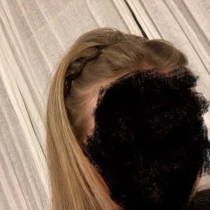 Brunt vågigt diadem i plast 💅 - Säljer ett brunt diadem i plast med vågig form som ger en cool och trendig look. Perfekt för att hålla håret på plats och ge frisyren det lilla extra. Diademet har en skön passform och är lätt att använda till olika stilar ✨